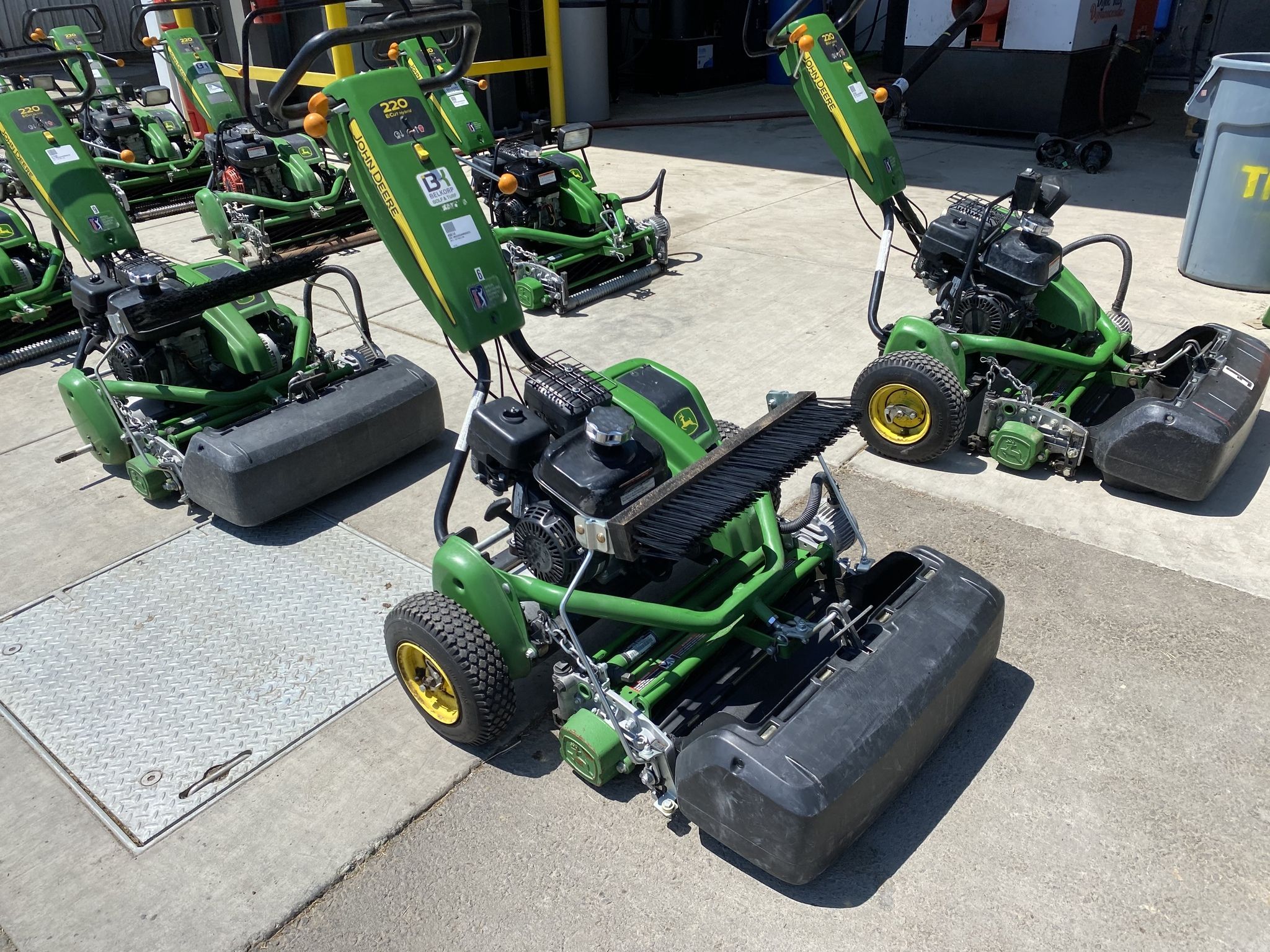 2017 John Deere 220E Image